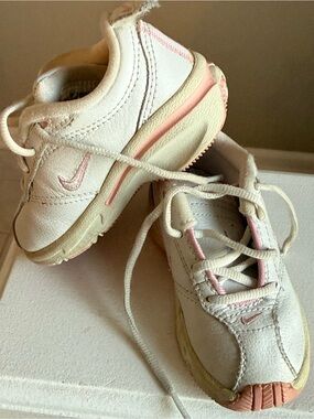 Vintage Nike Court Sneakers Leather Baby Girl Size 6 Great First Walking Sneaker